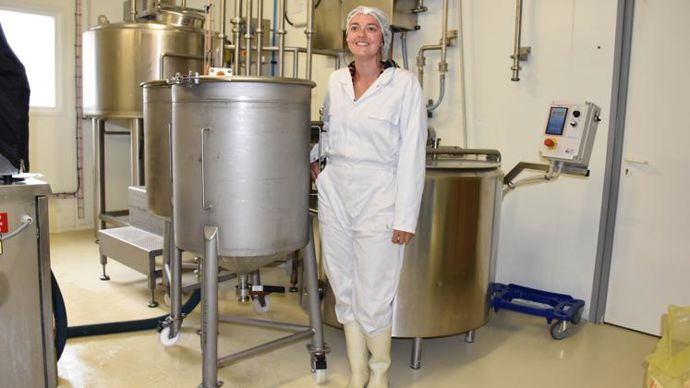 Les trémies ont été aménagées pour réduire la pénibilité à l’atelier de transformation. Ces grandes cuves de 200 litres disposent d’un système de pompe de transfert, et de roues pour les déplacer. © R. Aries/GFA